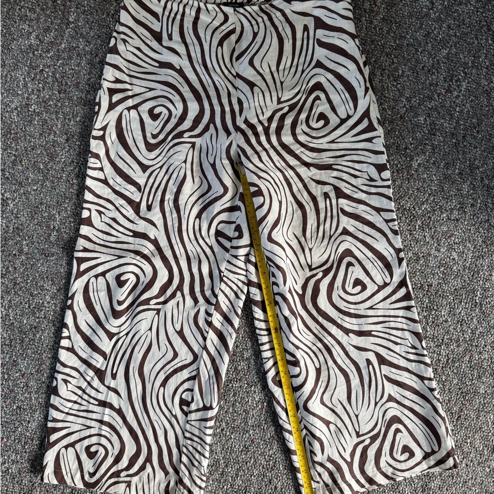 Tahari Chocolate Brown and Cream Zebra Print 100% Linen Capri Pants Wide leg M